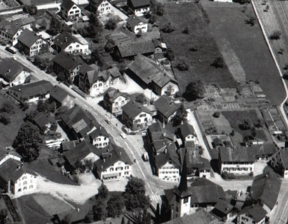 Auf dieser Aufnahme von 1961 sieht man die Gartenwirtschaft des Cafés Lattmann in der Mitte des Bilds. Das Café Lattmann mit Gartensitzplatz